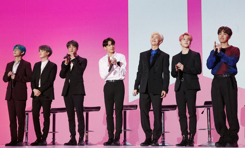 Các thành viên nhóm nhạc nam Hàn Quốc BTS giới thiệu album “Map of the Soul: Persona” tại Seoul ngày 17/4 wvaf qua. (Ảnh: Yonhap/TTXVN)
