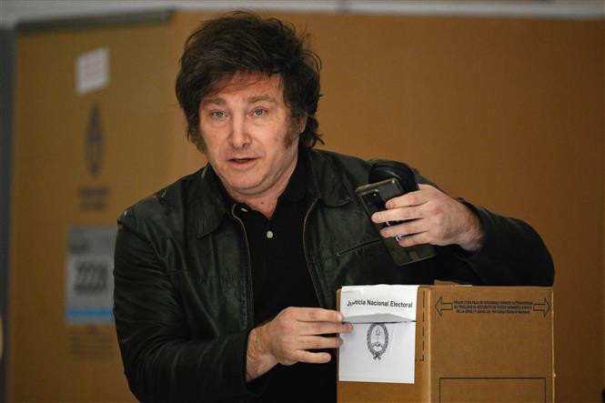 Ông Javier Milei bỏ phiếu trong cuộc bầu cử Tổng thống Argentina vòng 2 tại điểm bầu cử ở Buenos Aires. (Ảnh: AFP/TTXVN)