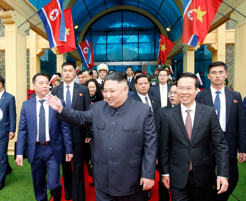 Chủ tịch Triều Tiên Kim Jong-un vẫy tay chào nhân dân Việt Nam. (Ảnh: Nhan Sáng/TTXVN)