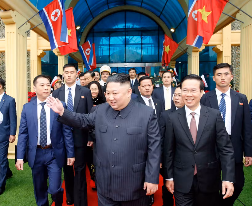 Chủ tịch Triều Tiên Kim Jong-un vẫy tay chào nhân dân Việt Nam. (Ảnh: Nhan Sáng/TTXVN)