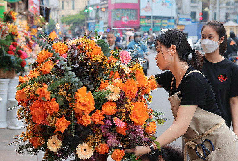Các chủ cửa hàng trên phố Hai Bà Trưng (Hà Nội) đã chuẩn bị sẵn nhiều bó hoa đẹp, cầu kỳ. (Ảnh: Hoàng Hiếu/TTXVN)