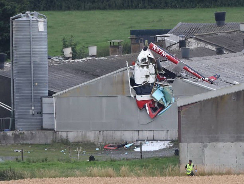Hiện trường vụ trực thăng đâm vào tòa nhà tại hạt Westmeath, Ireland. (Ảnh: Getty Images/TTXVN)