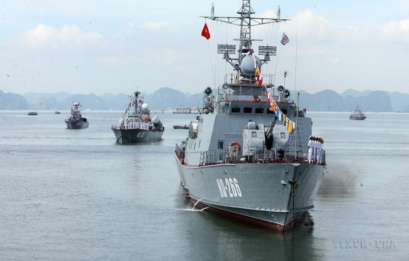 Các tàu chiến của Quân chủng Hải quân tham dự Lễ tưởng niệm các Anh hùng Liệt sỹ và nhân dân đã hy sinh trong chiến thắng trận đầu ngày 2 và 5/8/1964 tại vùng biển Cửa Lục (Quảng Ninh, 3/8/2014). (Ảnh: Trọng Đức/TTXVN)