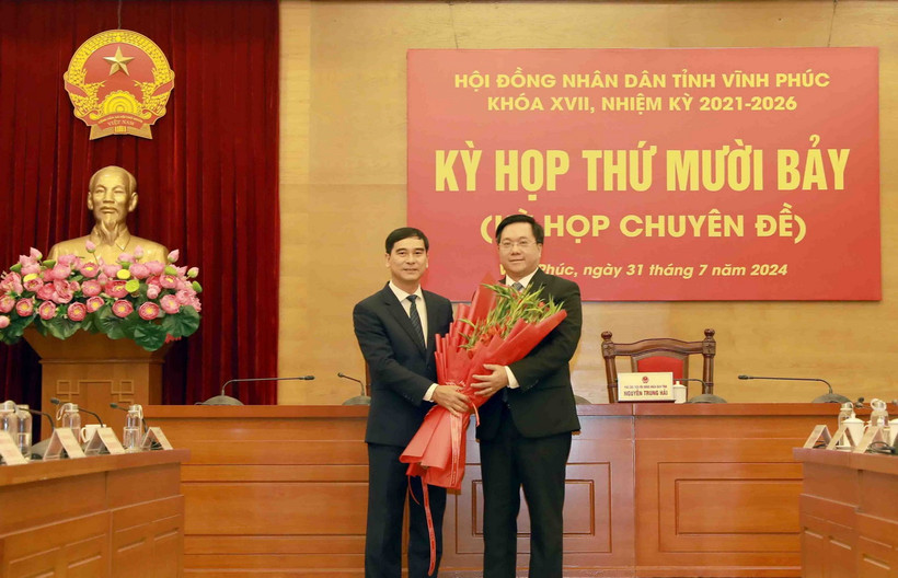 Bí thư Tỉnh ủy Vĩnh Phúc Dương Văn An (trái) chúc mừng Chủ tịch Ủy ban Nhân dân tỉnh Vĩnh Phúc Trần Duy Đông. (Ảnh: Hoàng Hùng/TTXVN)