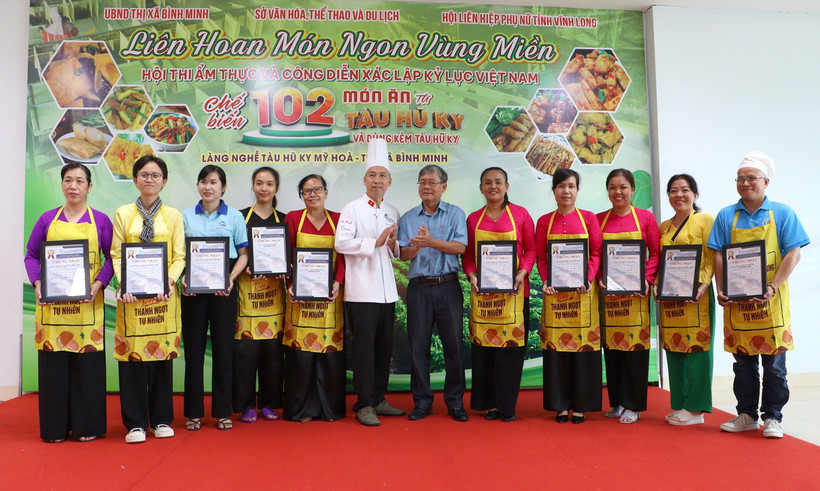 Trao giấy chứng nhận cho các đơn vị tham gia hội thi và công diễn xác lập kỷ lục Việt Nam chế biến 102 món ăn từ tàu hũ ky và dùng kèm tàu hũ ky. (Ảnh: Lê Thúy Hằng/TTXVN)