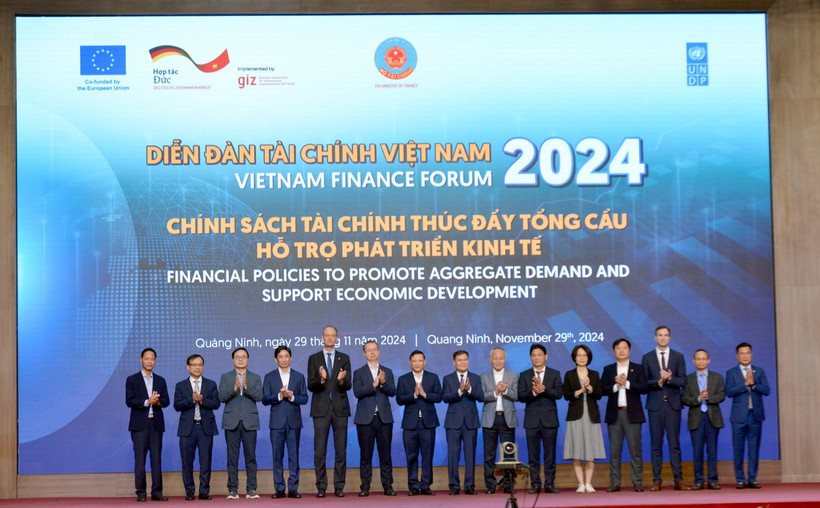 Các đại biểu chụp ảnh chung chúc mừng Diễn đàn Tài chính Việt Nam năm 2024. (Ảnh: Thanh Vân/TTXVN)