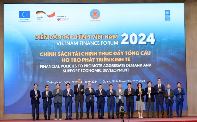 Các đại biểu chụp ảnh chung chúc mừng Diễn đàn Tài chính Việt Nam năm 2024. (Ảnh: Thanh Vân/TTXVN)