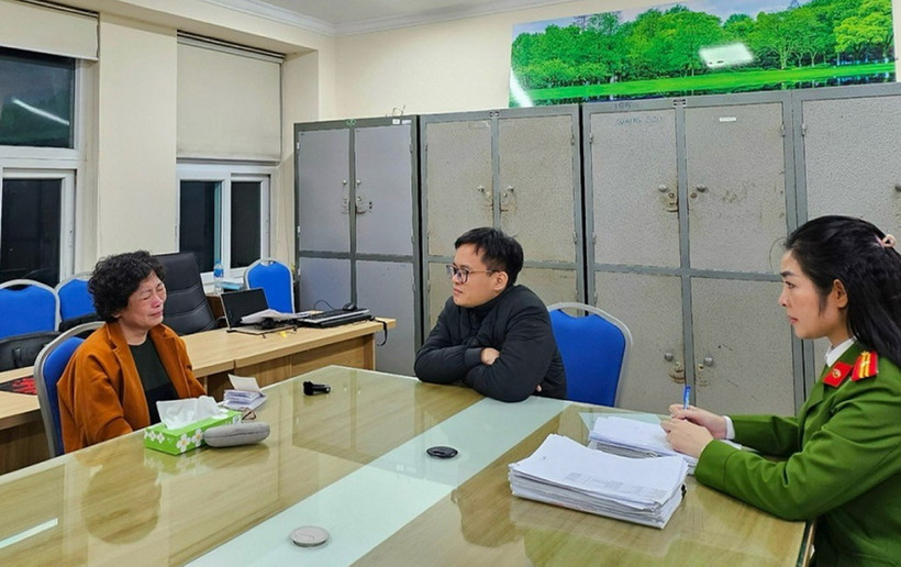 Đối tượng Phạm Thị Hòa, cựu Chủ tịch Hội đồng quản trị Công ty Cổ phần Tập đoàn Sen Tài Thu, tại cơ quan Công an. (Ảnh: TTXVN phát)