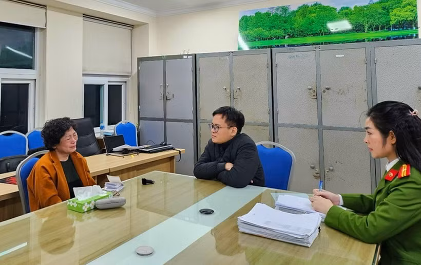 Đối tượng Phạm Thị Hòa, cựu Chủ tịch Hội đồng quản trị Công ty Cổ phần Tập đoàn Sen Tài Thu, tại cơ quan Công an. (Ảnh: TTXVN phát)