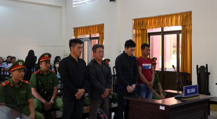 Các bị cáo tại phiên tòa của vụ án tổ chức cho người khác xuất cảnh trái phép tại Kiên Giang. (Ảnh: Lê Huy Hải/TTXVN)