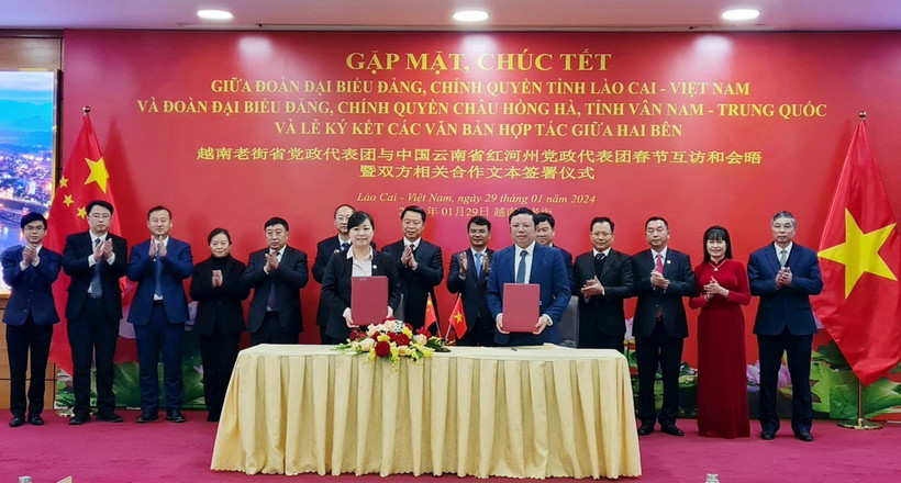 Lãnh đạo tỉnh Lào Cai và châu Hồng Hà chứng kiến các cơ quan chính quyền, đoàn thể, doanh nghiệp hai bên ký kết các biên bản thỏa thuận và ghi nhớ hợp tác. (Ảnh: Hương Thu/TTXVN)