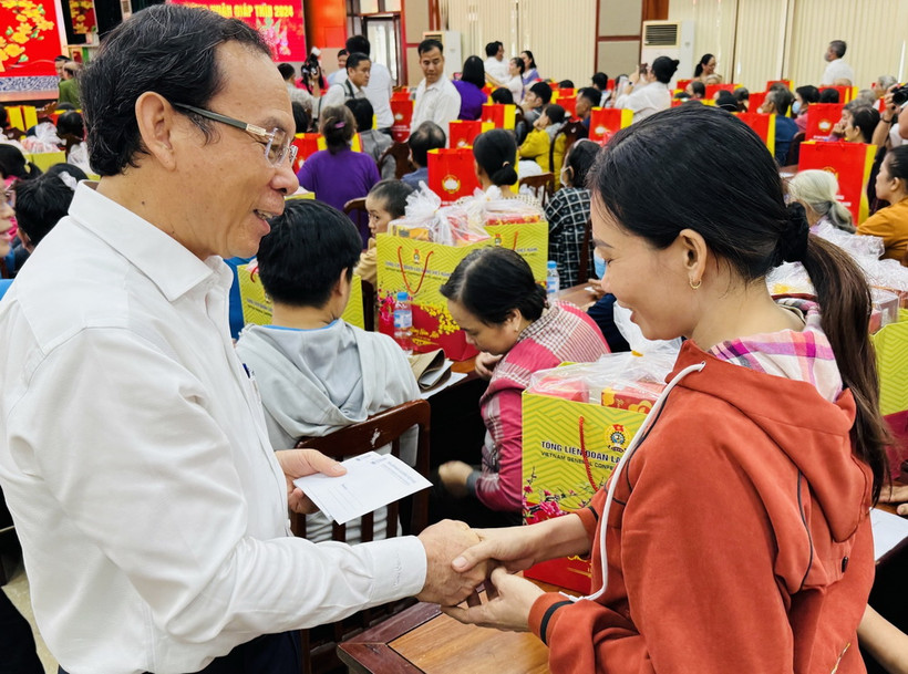 Bí thư Thành ủy Thành phố Hồ Chí Minh Nguyễn Văn Nên trao quà Tết cho hộ nghèo, gia đình khó khăn, công nhân hoàn cảnh khó khăn tại Đồng Nai. (Ảnh: Lê Xuân/TXVN)