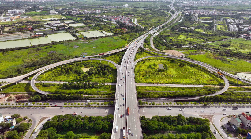 Nút giao giữa Quốc lộ 5 với Quốc lộ 1, đây là tuyến đường giao thông huyết mạch kết nối giữa thủ đô Hà Nội với các tỉnh thuộc vùng Đông Bắc đi qua huyện Gia Lâm. (Ảnh: Vũ Sinh/TTXVN)