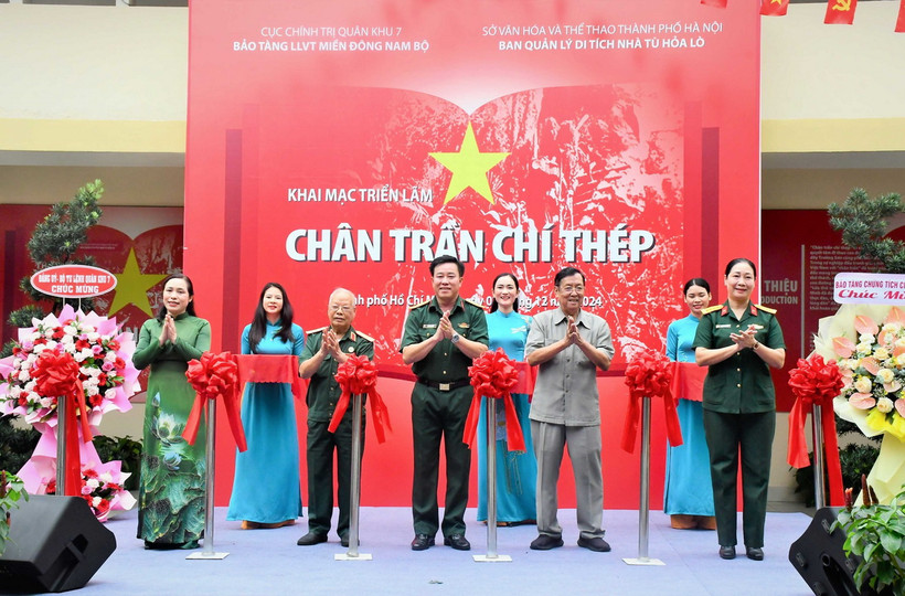 Nghi lễ cắt băng khai mạc Triển lãm. (Ảnh: Xuân Khu/TTXVN)