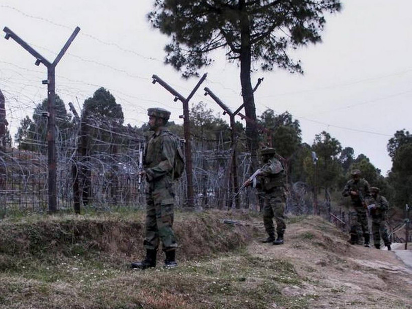 Binh sỹ tuần tra dọc Ranh giới kiểm soát ở huyện Poonch thuộc bang Jammu và Kashmir. (Ảnh: PTI/TTXVN)