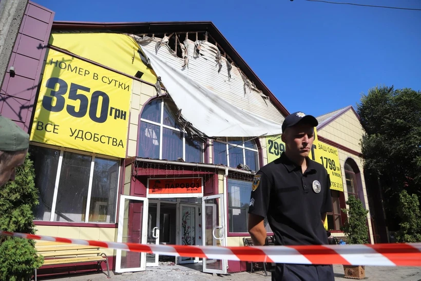 Cảnh sát gác trước khách sạn Tokyo Star ở Odessa của Ukraine sau vụ hỏa hoạn ngày 17/8. (Ảnh: AFP/TTXVN)