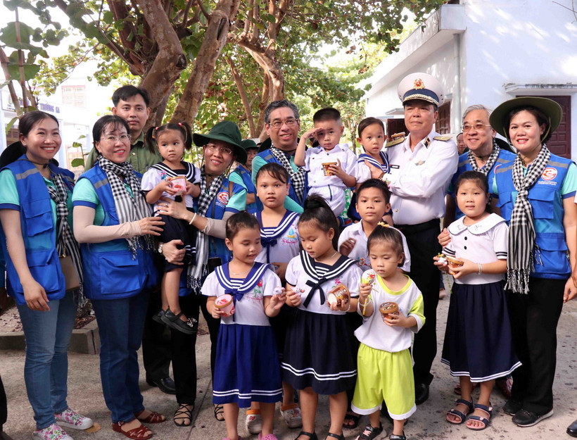 Chuẩn Đô đốc Phạm Như Xuân, Phó Tư lệnh Hải quân cùng Phó Bí thư Thành ủy Thành phố Hồ Chí Minh Nguyễn Phước Lộc và thiếu nhi trên đảo Trường Sa lớn. (Ảnh: Xuân Khu/TTXVN)