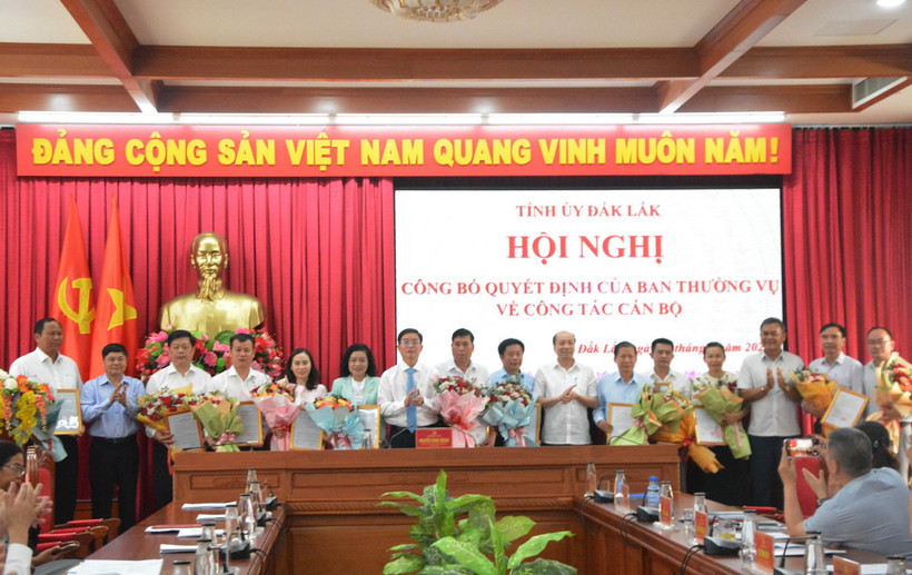 Trao các quyết định về điều động, bổ nhiệm đối với cán bộ chủ chốt tỉnh Đắk Lắk. (Ảnh: Tuấn Anh/TTXVN)
