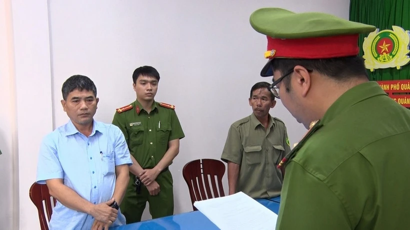 Công an đọc quyết định khởi tố, tạm giam Nguyễn Phạm Trọng Nghĩa. (Ảnh: Công an cung cấp)