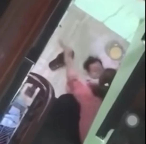 Bảo mẫu T. tát bé 1 tuổi khi bé không ăn. (Ảnh cắt từ clip)