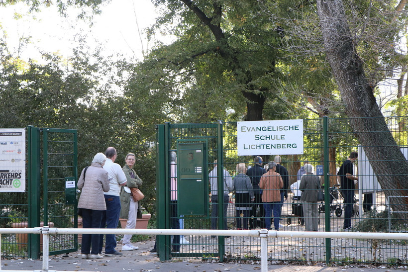 Cử tri Đức xếp hàng chờ bỏ phiếu tại một điểm bỏ phiếu ở quận Lichtenberg, Berlin. (Ảnh: Nhóm PV TTXVN tại Berlin)