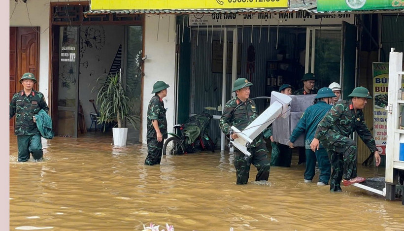 Cán bộ, chiến sỹ Ban chỉ huy Quân sự huyện Na Hang, tỉnh Tuyên Quang hỗ trợ người dân chuyển đồ đạc. (Ảnh: Hoàng Hải/TTXVN)