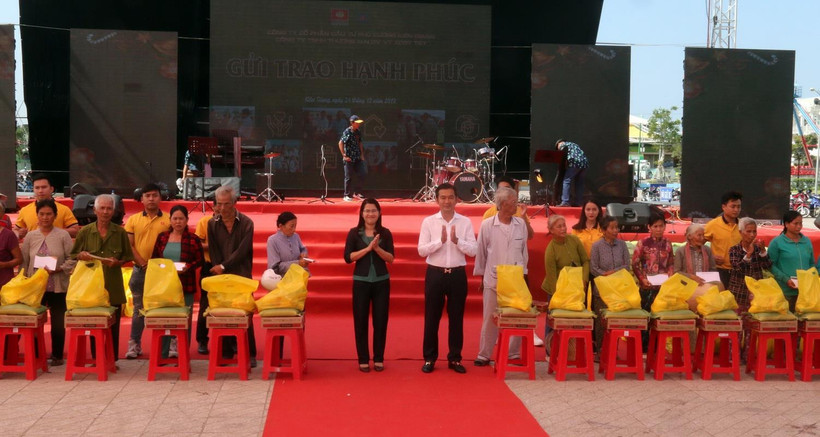 Trao quà Tết cho các hộ nghèo. (Ảnh: Lê Sen/TTXVN)