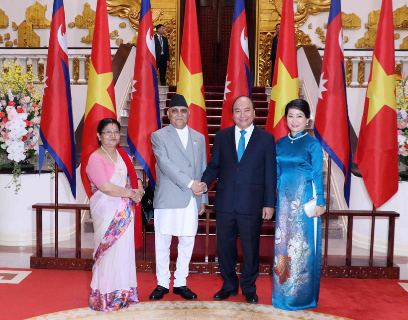 Thủ tướng Nguyễn Xuân Phúc cùng Phu nhân và Thủ tướng Nepal K.P. Sharma Oli cùng Phu nhân chụp ảnh chung tại Trụ sở Chính phủ, trước khi tiến hành hội đàm. (Ảnh: Văn Điệp/TTXVN)