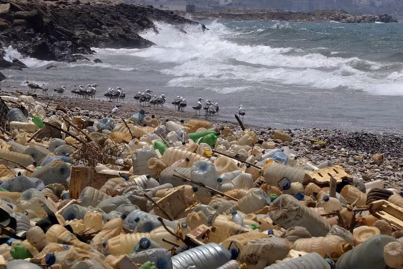 Rác thải nhựa trôi dạt vào bờ biển ở Ouzai, phía nam Beirut, Liban. (Ảnh: AFP/TTXVN)