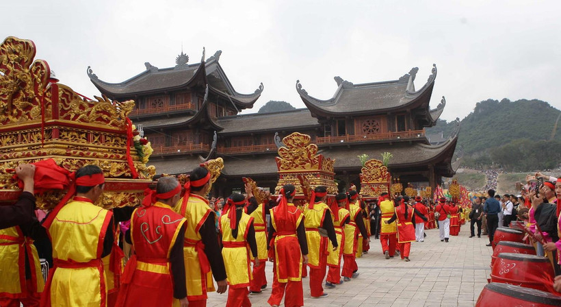 Lễ rước nước từ hồ Tam Chúc lên chùa Ngọc. (Ảnh: Thanh Tùng/TTXVN)