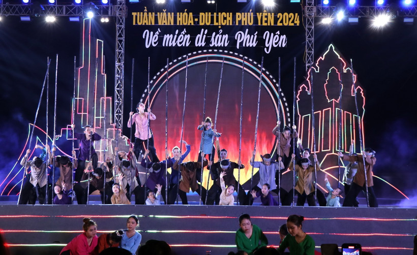 Tiết mục văn nghệ tại lễ khai mạc Tuần Văn hóa-Du lịch 2024. (Ảnh: Tường Quân/TTXVN)