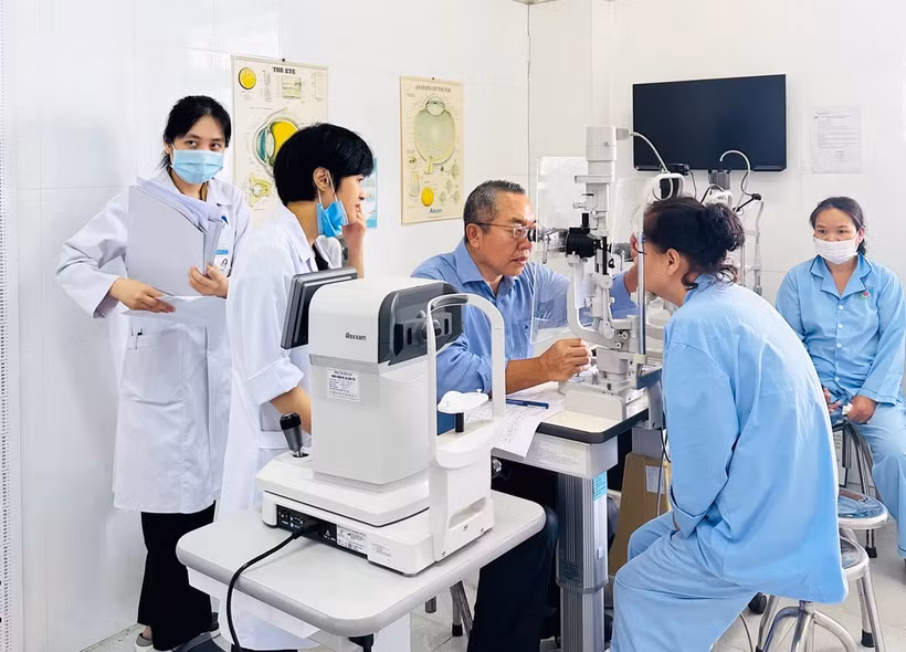 Giáo sư, bác sỹ Hattori Tadashi đến khám bệnh miễn phí cho người dân Thừa Thiên-Huế tại Bệnh viện Mắt Huế. (Ảnh: TTXVN phát)