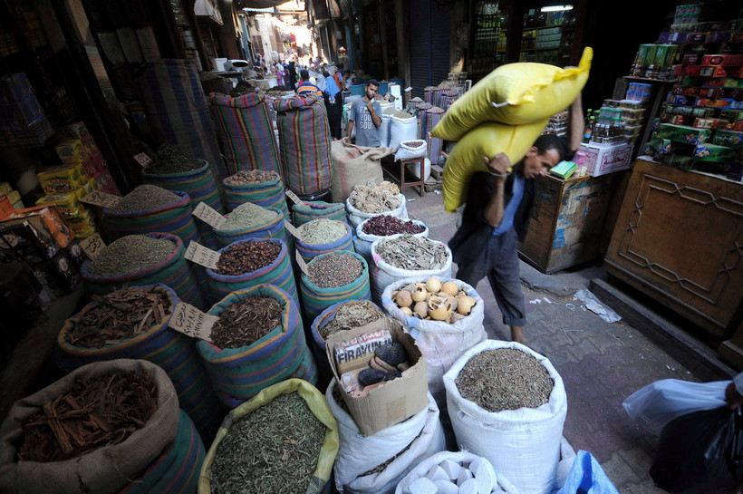 Ngũ cốc được bày bán tại khu chợ ở Cairo, Ai Cập. (Ảnh: AFP/TTXVN)