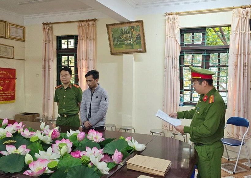 Lực lượng chức năng khởi tối bị can Dương Ngọc Duy về hành vi sản xuất giống lúa giả. (Ảnh: TTXVN phát)