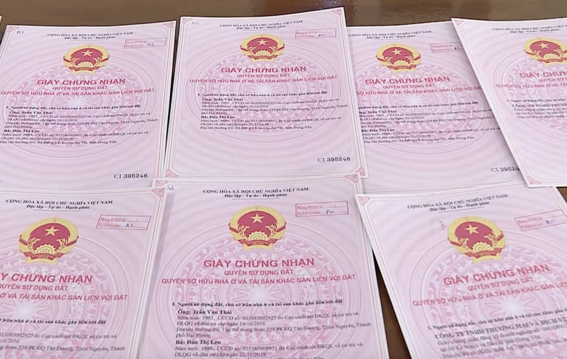 Các giấy chứng nhận quyền sử dụng đất giả đối tượng Vũ Thị Hà dùng để thực hiện thủ tục chuyển nhượng quyền sử dụng đất rồi chiếm đoạt tài sản. (Ảnh: Đinh Tuấn/TTXVN)