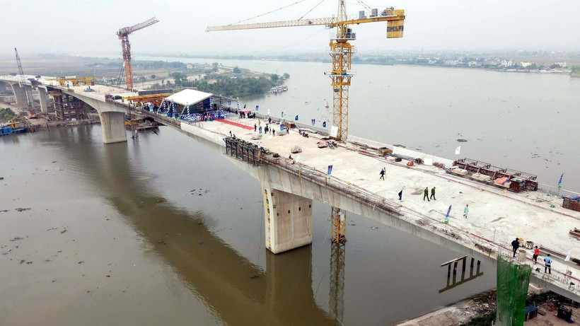 Toàn cảnh Dự án xây dựng cầu vượt sông Đáy nối Ninh Bình-Nam Định. (Ảnh: Thái Thuần/TTXVN)