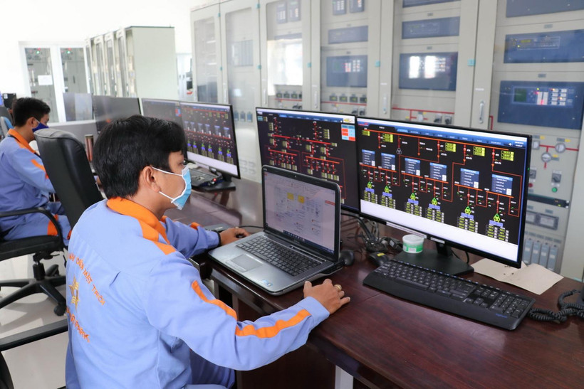 Nhân viên kỹ thuật tại nhà máy điện năng lượng mặt trời Solar Park (Đức Huệ) của Tập đoàn Hoàn Cầu theo dõi hoạt động của hệ thống sản xuất điện. (Ảnh: Bùi Giang/TTXVN)