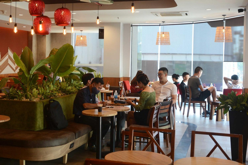 Các cửa hàng đã mở cửa trở lại, tuy nhiên lượng khách vẫn còn ít. (Ảnh: Văn Dũng/TTXVN)