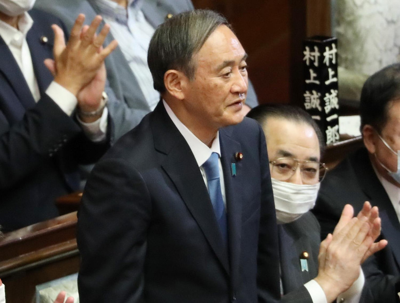 Ông Yoshihide Suga (giữa) sau khi được bầu làm Thủ tướng Nhật Bản tại phiên họp Quốc hội ở Tokyo ngày 16/9. (Ảnh: THX/TTXVN)