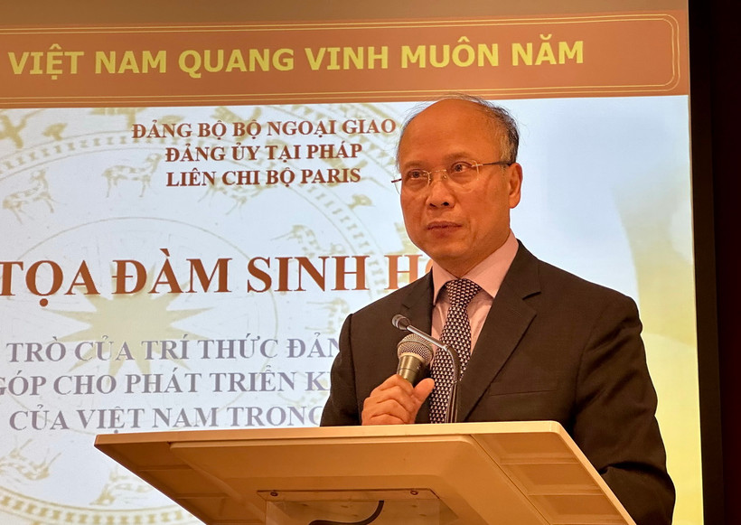 Đại sứ Việt Nam tại Pháp Đinh Toàn Thắng phát biểu trong buổi tọa đàm chuyên đề tại Paris. (Ảnh: Nguyễn Thu Hà/TTXVN)