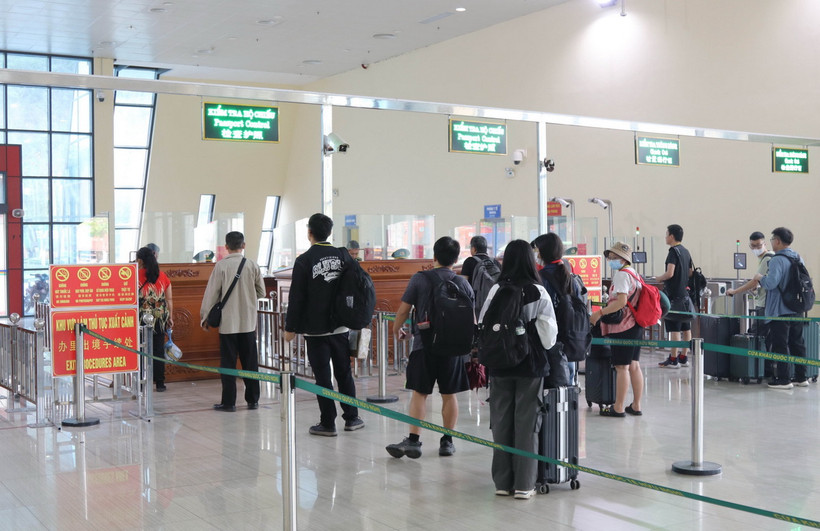 Hành khách xếp hàng làm thủ tục xuất cảnh qua Cửa khẩu Quốc tế Hữu Nghị (Lạng Sơn) (Ảnh: Quang Duy/TTXVN)