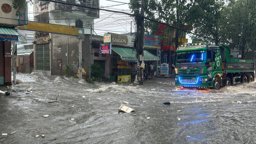 Nước ngập chảy xiết tại khu vực ngã ba Trảng Dài, thành phố Biên Hòa, Đồng Nai khiến người dân di chuyển khó khăn. (Ảnh: Lê Xuân/TTXVN)