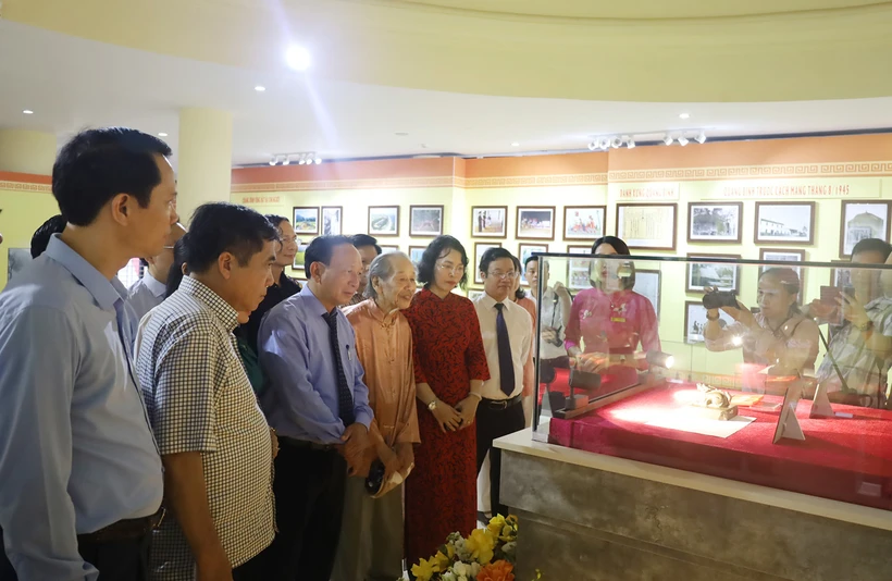 Các lãnh đạo tỉnh tham quan Bảo vật quốc gia “Ấn quan Tuần phủ Đô tướng quân.” (Nguồn: Báo Quảng Bình)