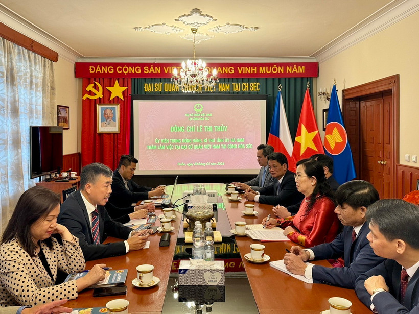 Bà Lê Thị Thủy, Bí thư Tỉnh ủy, Chủ tịch HĐND, cùng đoàn công tác của tỉnh Hà Nam làm việc với cơ quan đại diện ngoại giao. (Ảnh: TTXVN phát)