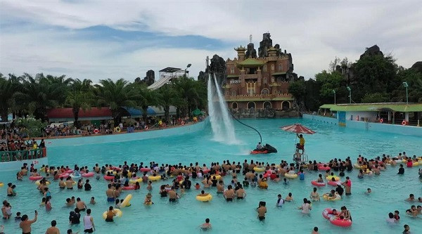 Du khách tắm biển Đại Nam. (Trang thông tin điện tử Sở Văn hóa, Thể thao và Du lịch Bình Dương)