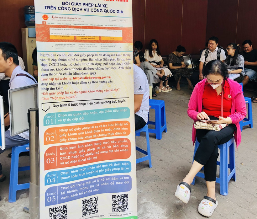 Tại nhà chờ điểm giải quyết thủ tục hành chính cấp, đổi giấy phép lái xe số 16 phố Cao Bá Quát. (Ảnh: Tuyết Mai/TTXVN)