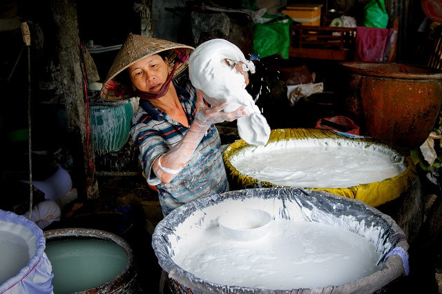 Sản xuất bột gạo ở thành phố Sa Đéc. (Nguồn: Báo Đồng Tháp)