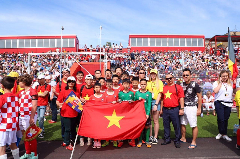 Đông đảo cổ động viên Việt Nam đến sân cổ vũ cho đội nhà. (Ảnh Dương Trí/TTXVN)