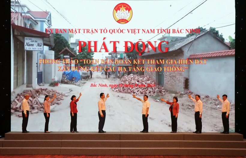 Các đại biểu nhấn nút phát động phong trào “Toàn dân đoàn kết tham gia hiến đất xây dựng kết cấu hạ tầng giao thông.” (Ảnh: Thanh Thương/TTXVN)