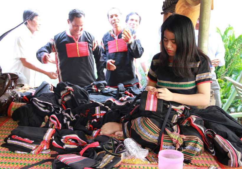 Hiện nay, xã viên Hợp tác xã Dệt thổ cẩm Tơng Bông, tỉnh Đắk Nông, đều biết dệt may thành thạo các sản phẩm như y phục nam nữ, túi xách, cà vạt, khăn trải bàn, gối tựa lưng, áo dài, quần áo trẻ em. (Ảnh: TTXVN phát)